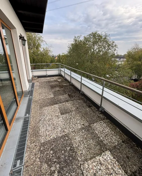 Renovierte 2-Zimmer-Wohnung mit Dachterrasse und neuer EBK — photo 1